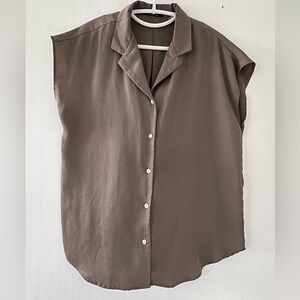 T Tahari button up blouse, great condition.